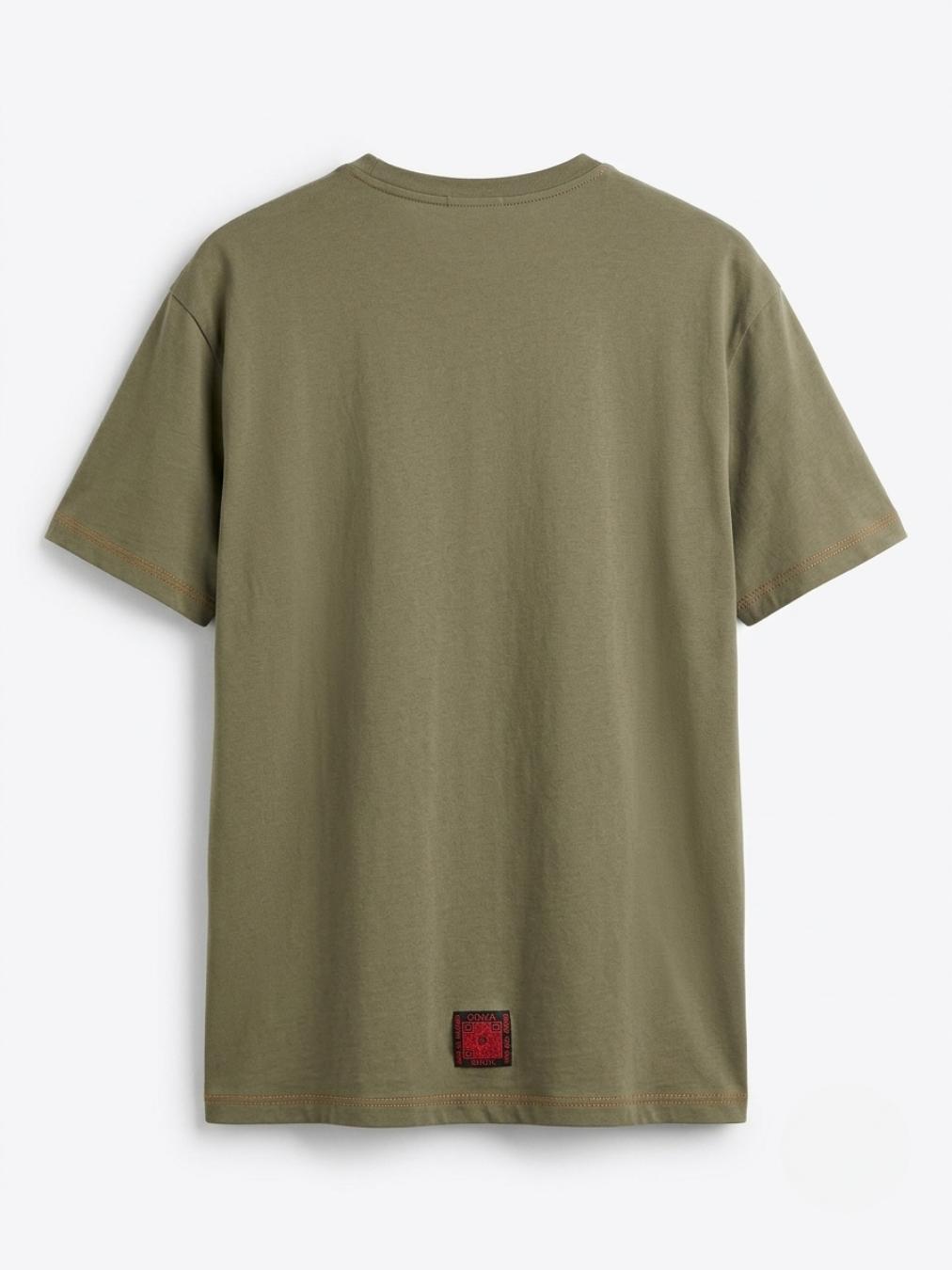 Vista trasera de la camiseta de hombre en color kaki mostrando los pespuntes decorativos y el parche rojo distintivo en el bajo posterior de Ángel Salvaje.