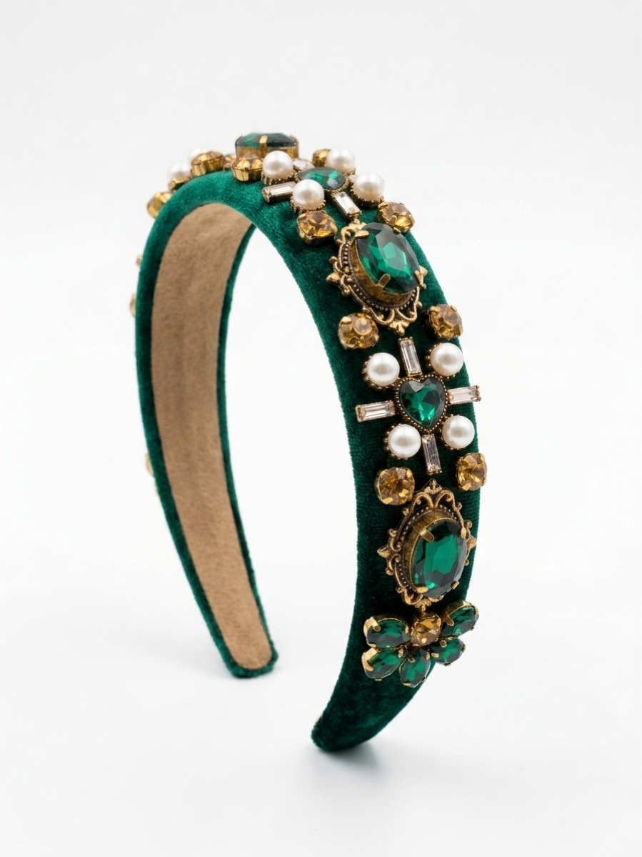 Diadema acolchada de terciopelo verde esmeralda con aplicaciones de cristales verdes, perlas y pedrería dorada de Angel Salvaje.