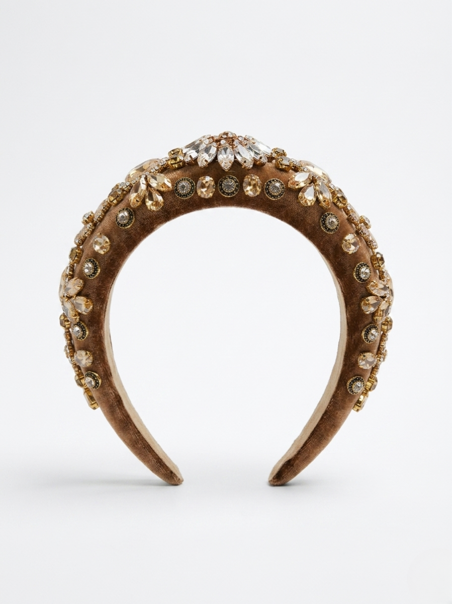 Vista frontal de diadema de terciopelo bronce con aplicaciones de pedrería estilo floral de Angel Salvaje.