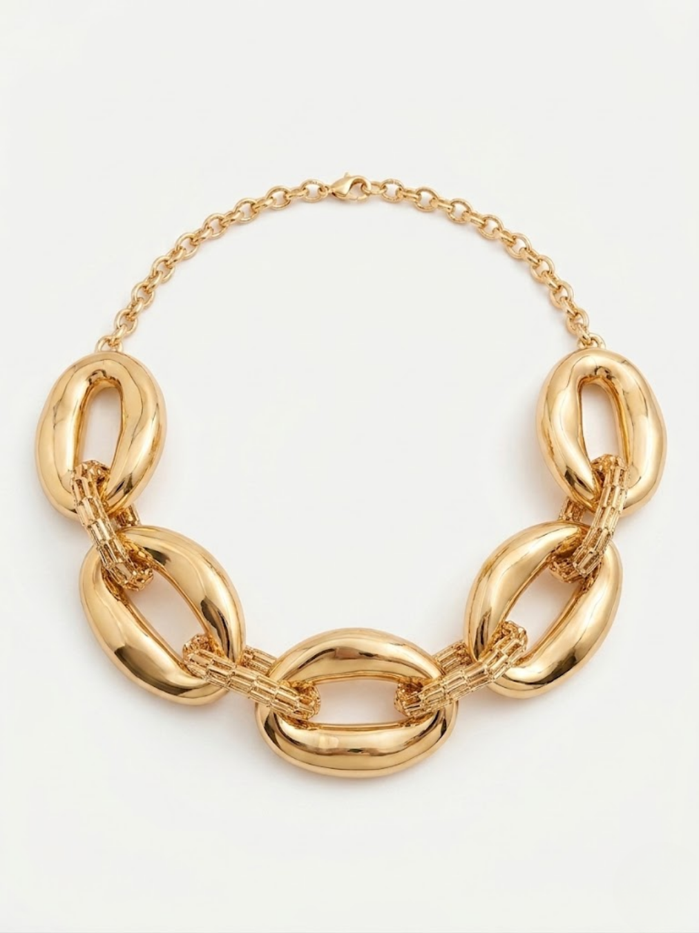 Vista frontal de collar gargantilla rígido dorado con diseño calado entrelazado estilo enredadera de Angel Salvaje.