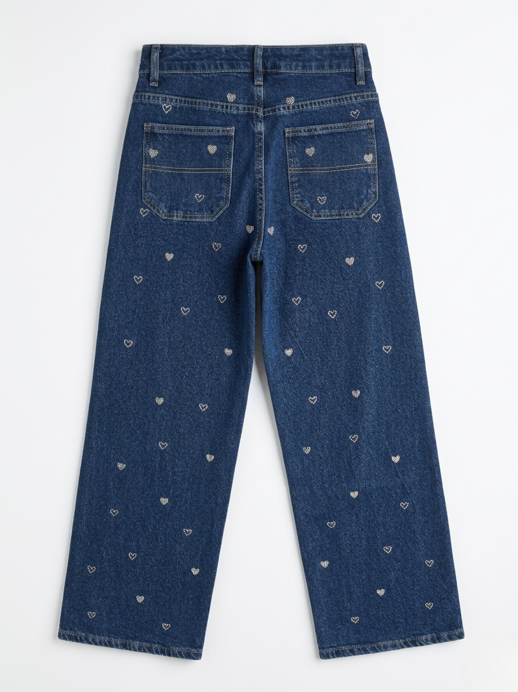 Vista posterior de los pantalones denim con bolsillos y detalle de corazones en strass.