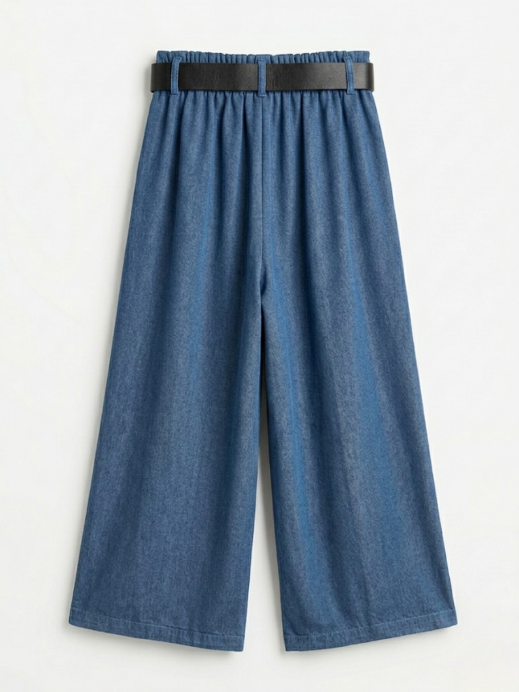 Detalle trasero del pantalón azul denim lavado resaltando la caída fluida y el ajuste elástico.