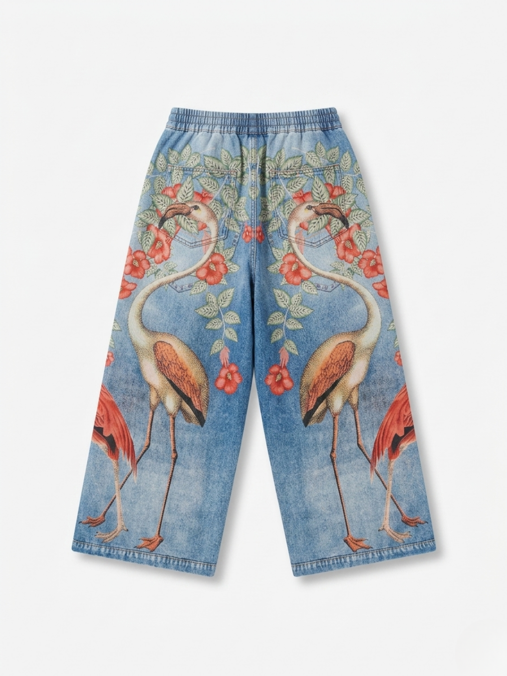 Parte posterior del pantalón ancho con diseño de flamencos enfrentados y detalle de flores.