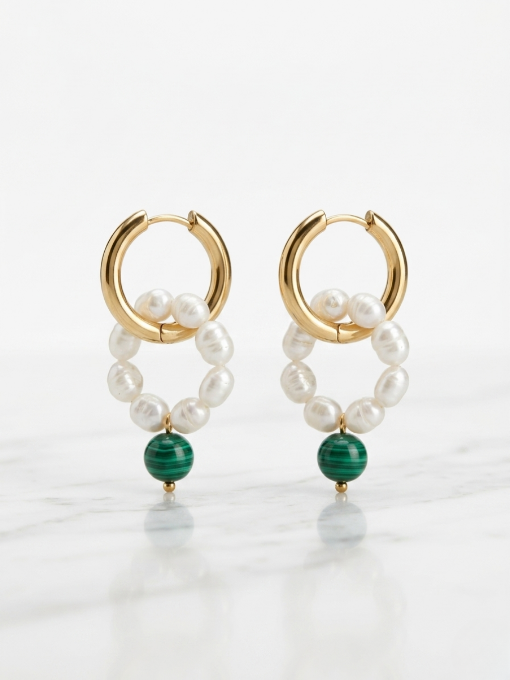 Pendientes de aro dorados con círculo de perlas y piedra verde colgante de la tienda Angel Salvaje.