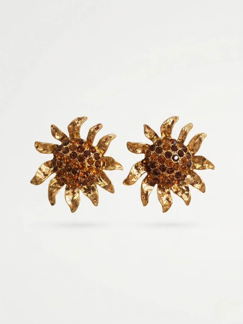 Pendientes dorados en forma de sol con cristales color ámbar de la tienda Angel Salvaje.