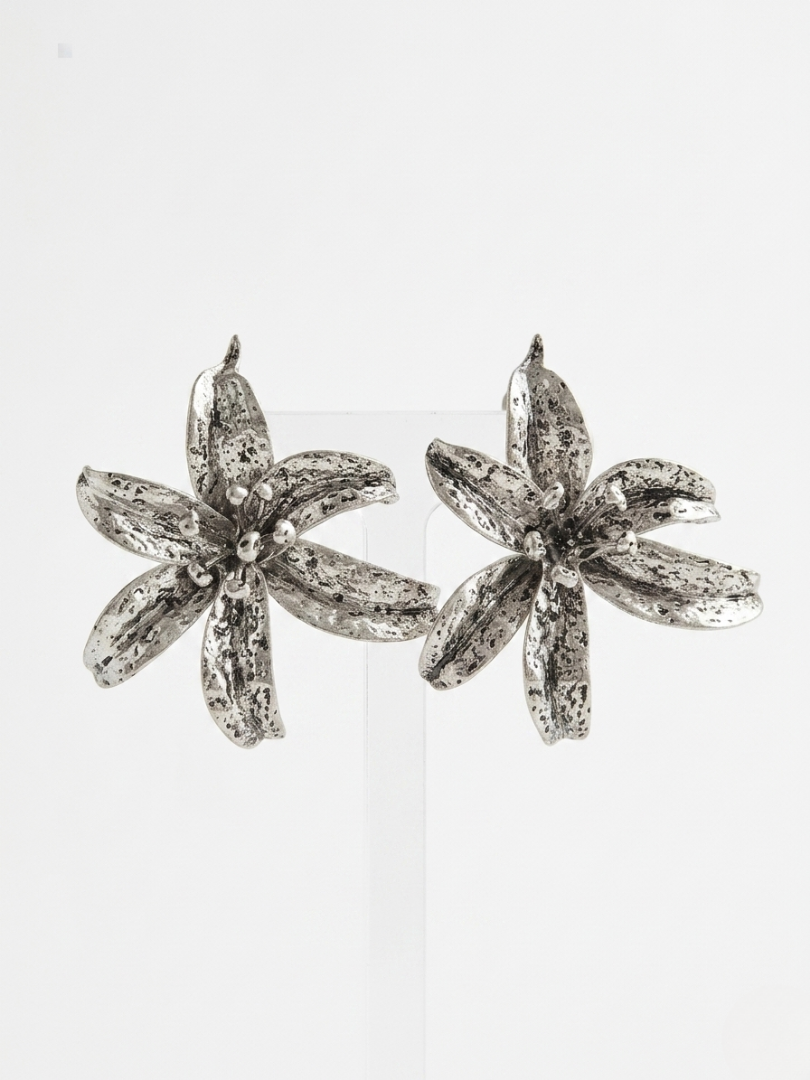 Pendientes plateados maxi con diseño de flor botánica y acabado con relieve para invitada.
