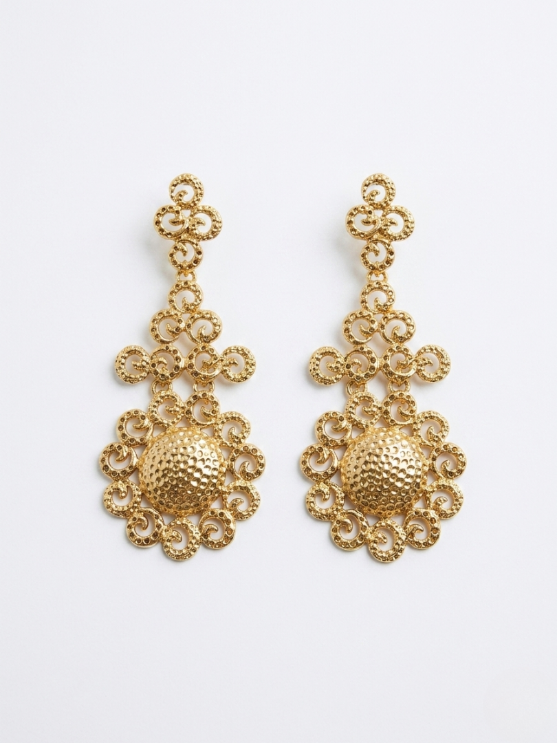 Pendientes dorados largos tipo candelabro con detalles de filigrana y centro con textura de la tienda Angel Salvaje.