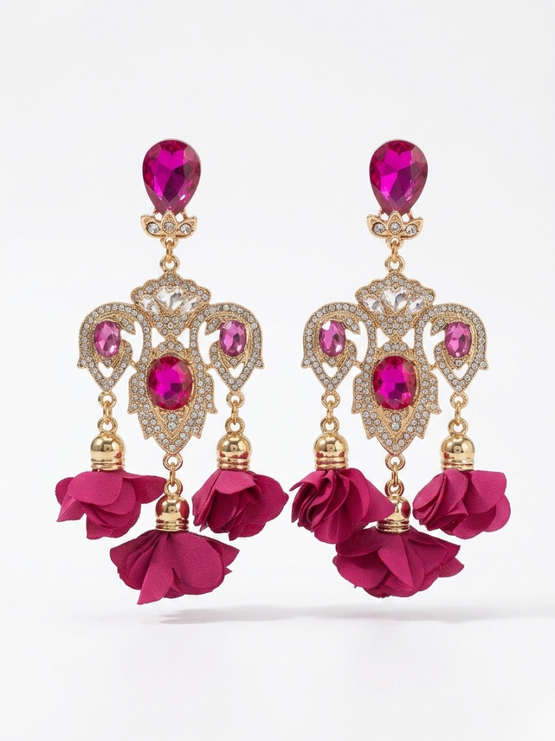 Pendientes de fiesta largos con cristales fucsia y flores textiles sobre montura dorada de Angel Salvaje.