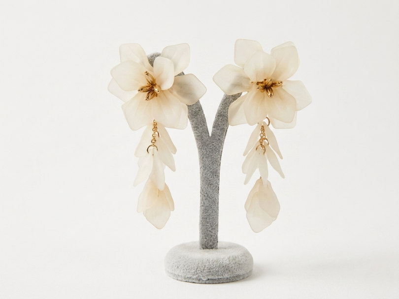 Pendientes largos color marfil con diseño floral romántico para eventos de noche.
