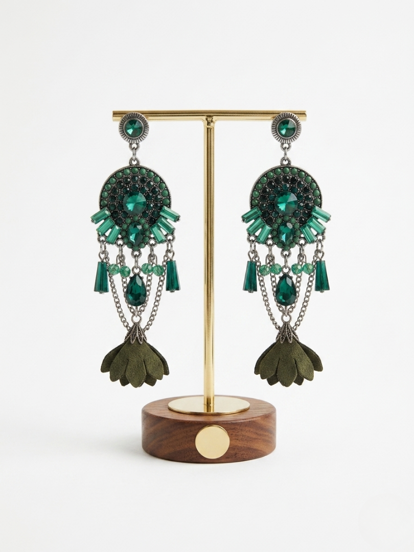 Pendientes de fiesta largos con cristales verdes y borla floral sobre montura plateada de Angel Salvaje.