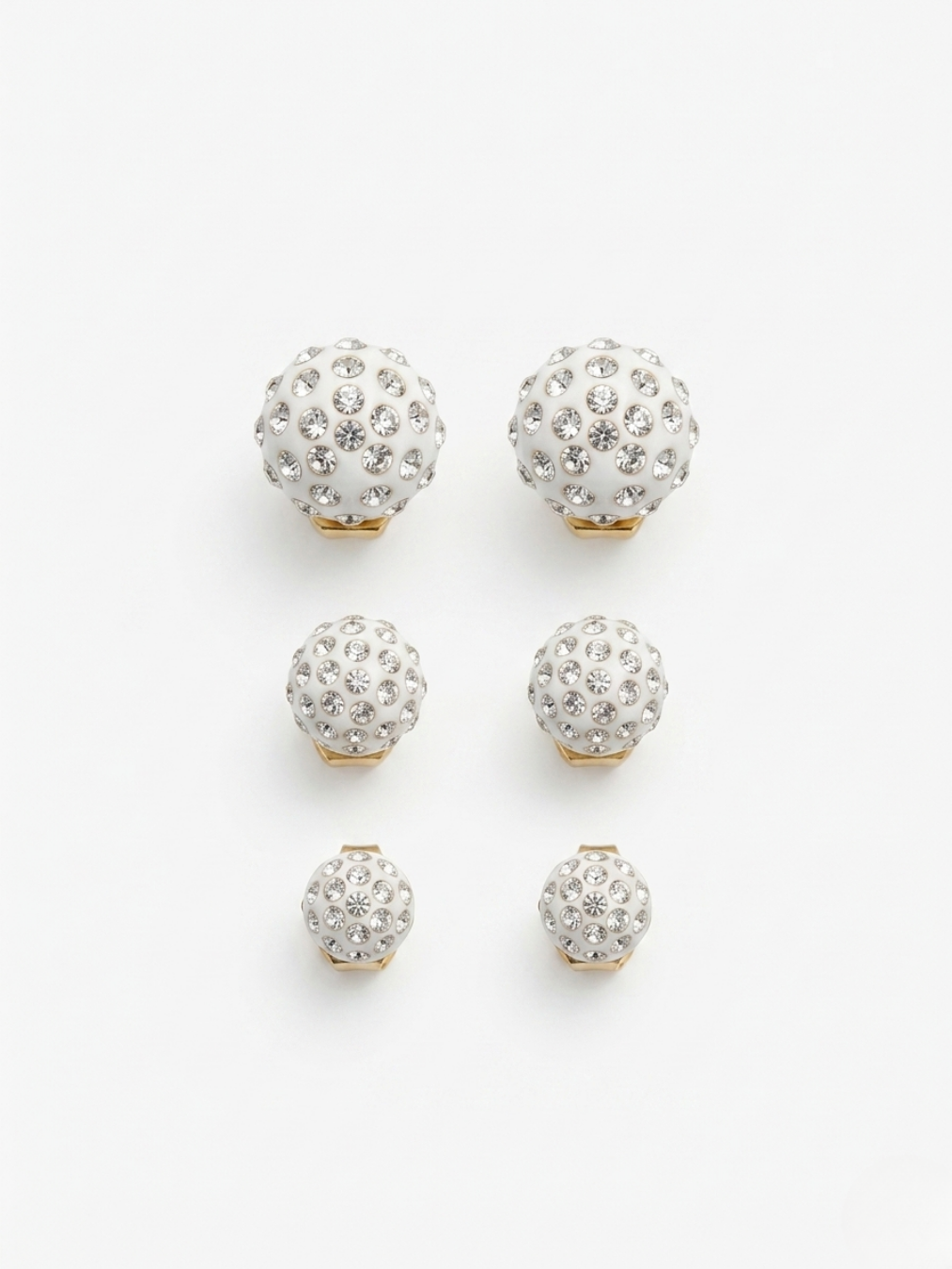 Set de 3 pares de pendientes de botón con forma de esfera y cristales brillantes de la tienda Angel Salvaje.