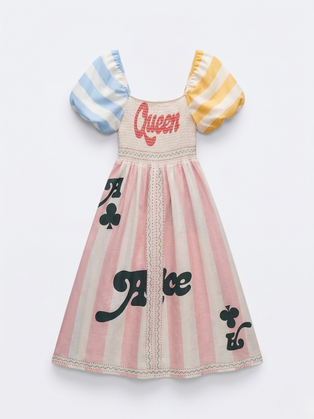 Parte trasera del vestido con rayas rosa claro y motivos de tréboles y picas.