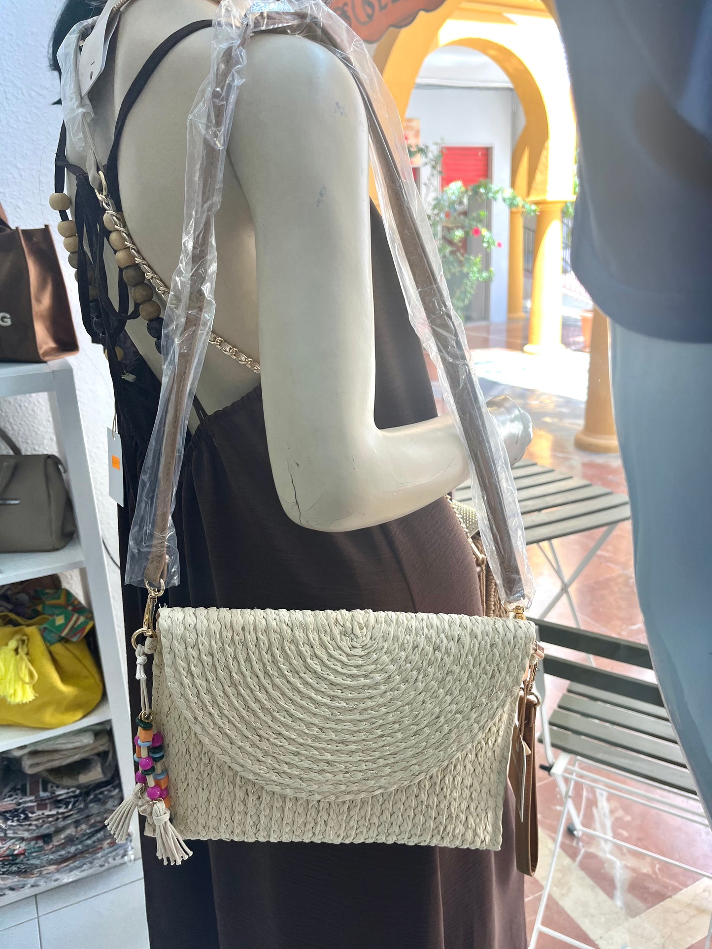 Bolso clutch artesanal de Rafia