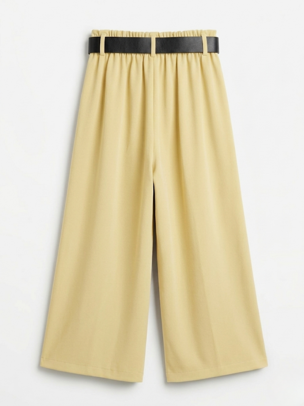 Vista trasera de pantalón amarillo suave con detalle de cintura elástica adaptable y pernera ancha.