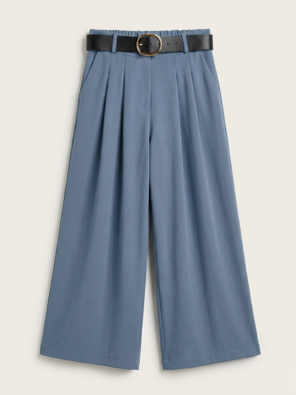 Pantalón elegante azul ceniza de talle alto con cinturón negro y hebilla redonda dorada.