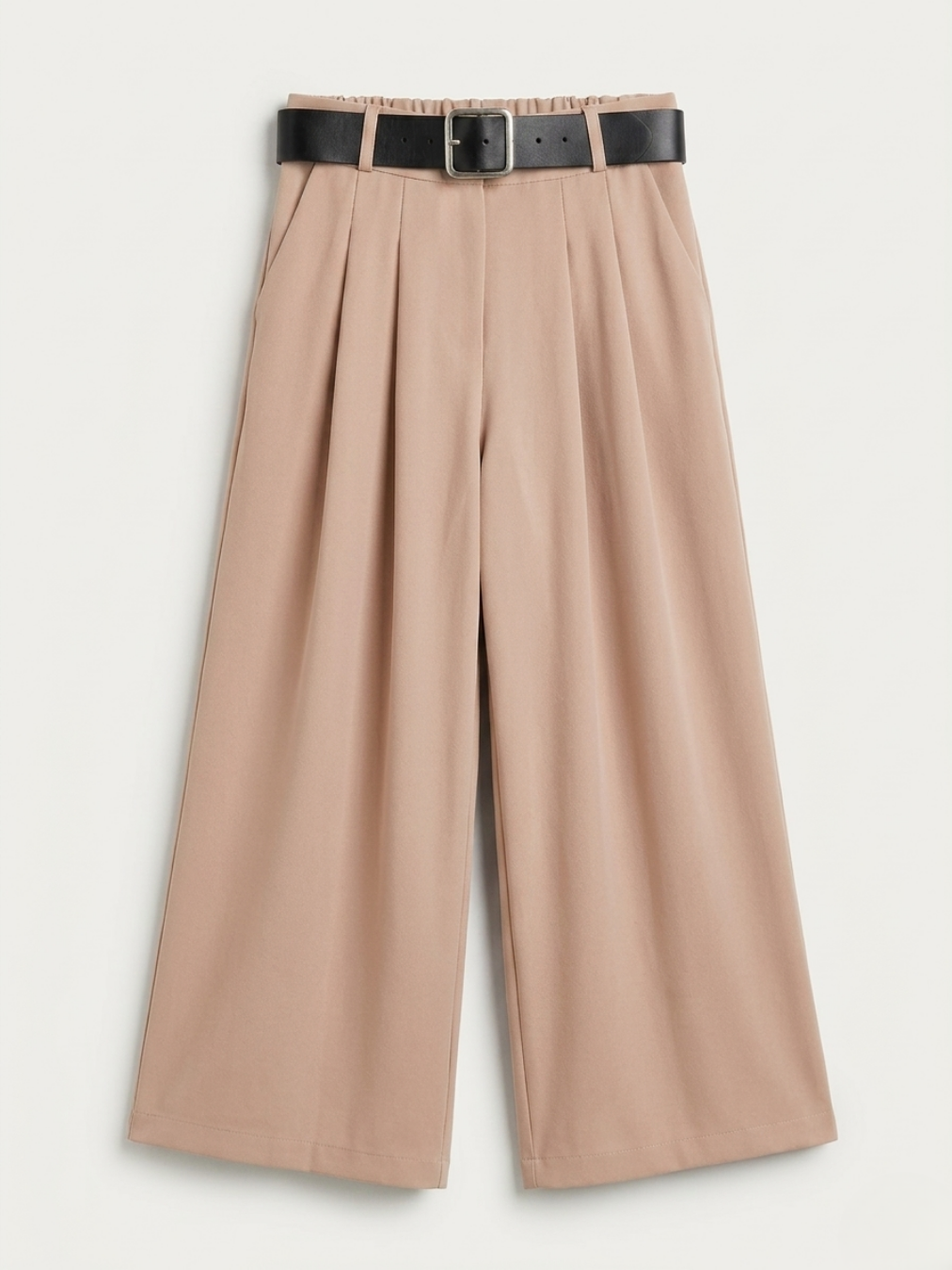 Pantalón Wide Leg beige claro arena con detalle de pinzas y cinturón negro con hebilla cuadrada.
