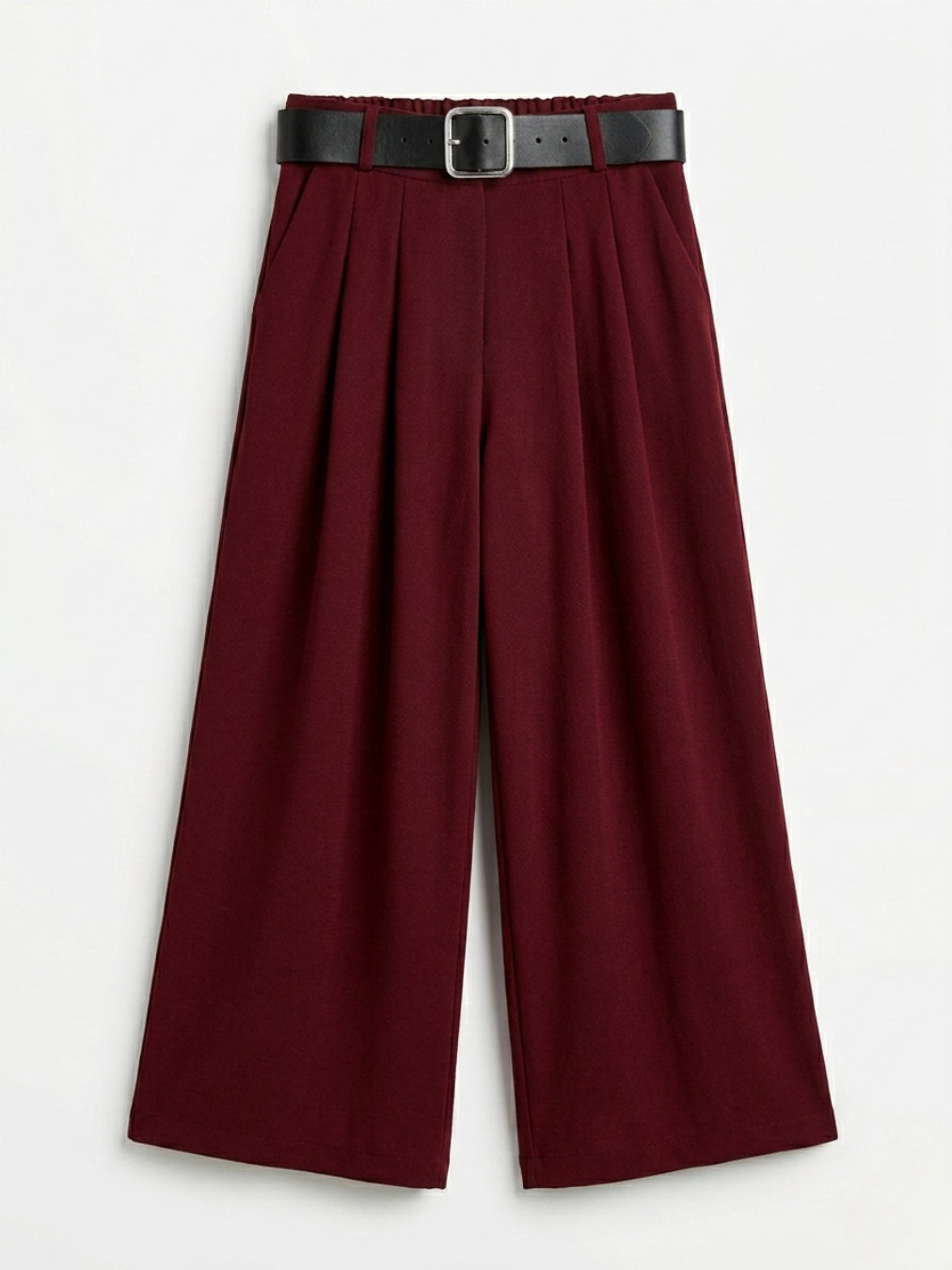 Pantalón ancho color granate con pinzas delanteras y cinturón negro con hebilla cuadrada plateada.