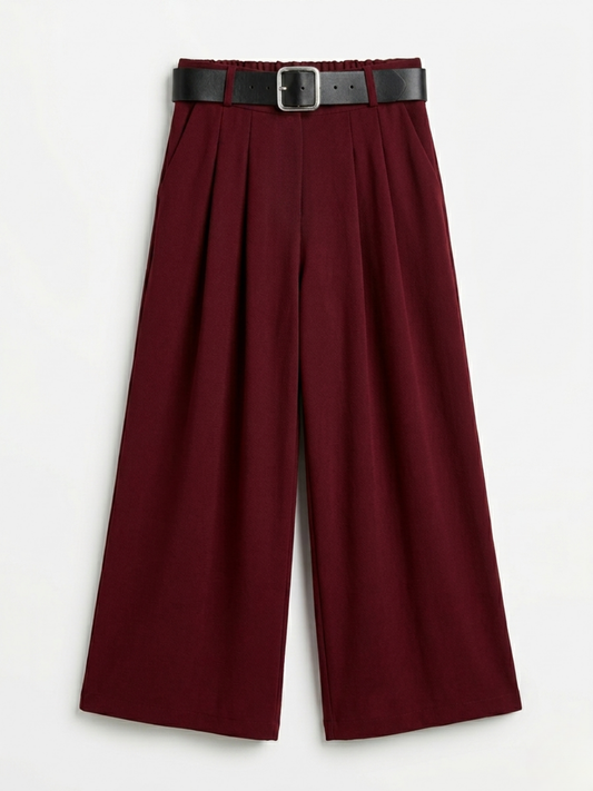 Pantalón ancho color granate con pinzas delanteras y cinturón negro con hebilla cuadrada plateada.