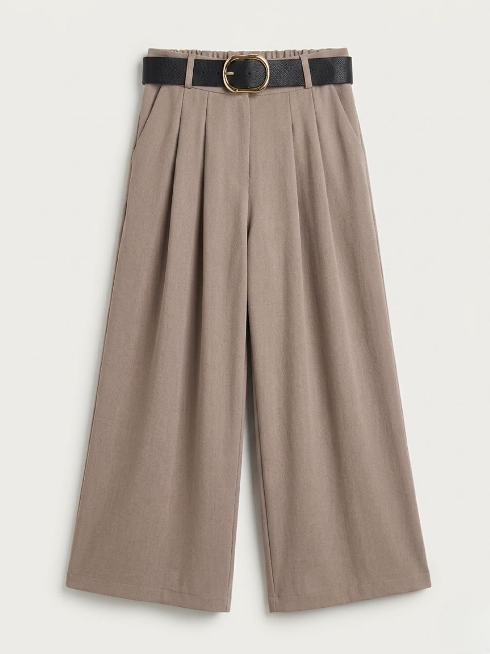 Pantalón fluido color taupe medio con bolsillos funcionales y cinturón negro con hebilla dorada.