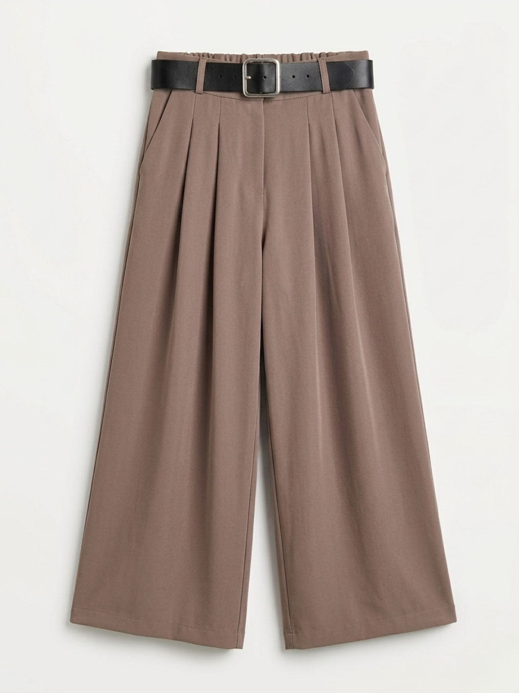 Pantalón ancho color marrón moca con diseño de pinzas y cinturón negro de hebilla plateada.