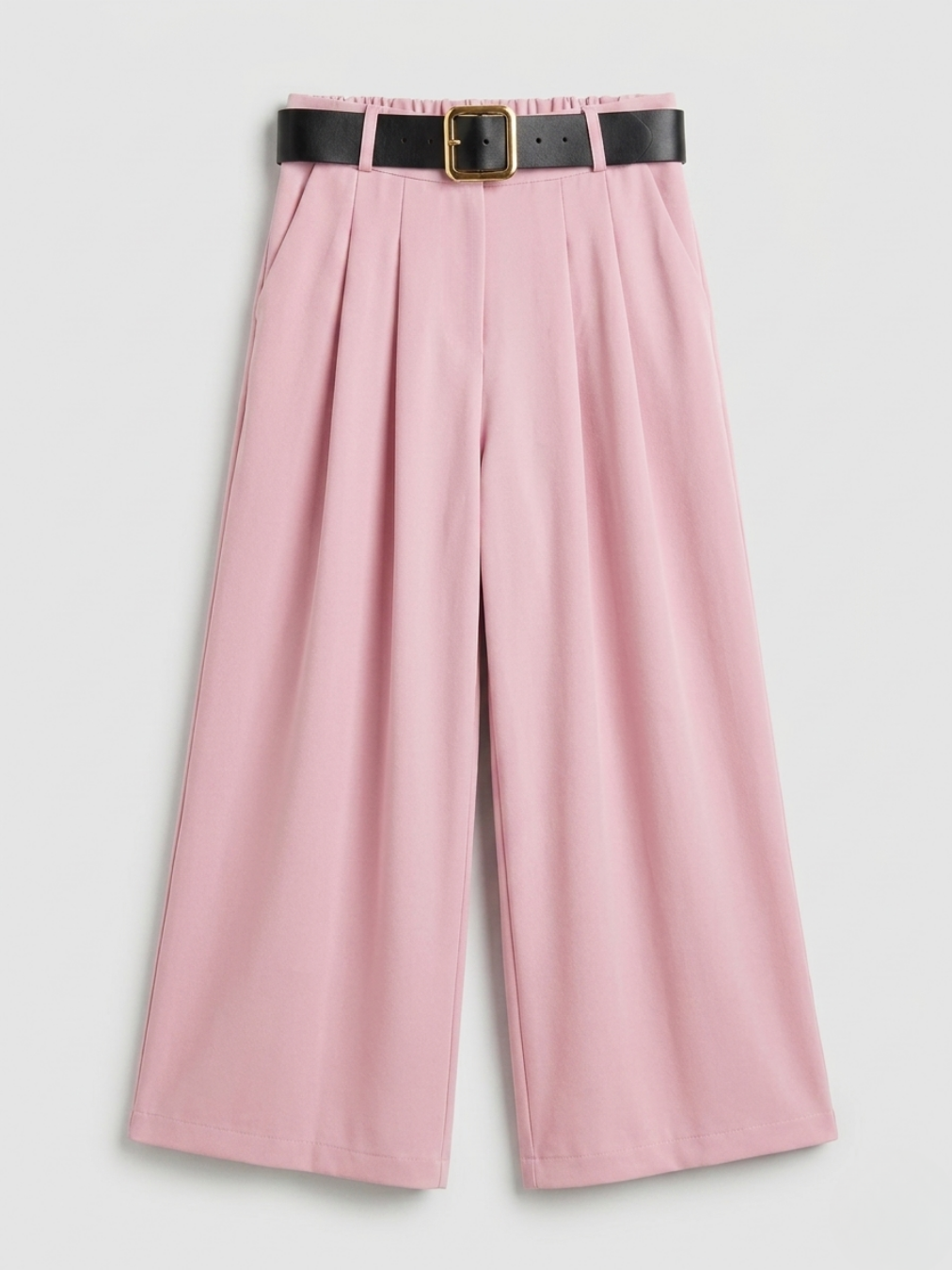 Pantalón de vestir rosa pastel con pinzas frontales y cinturón de piel sintética negra.