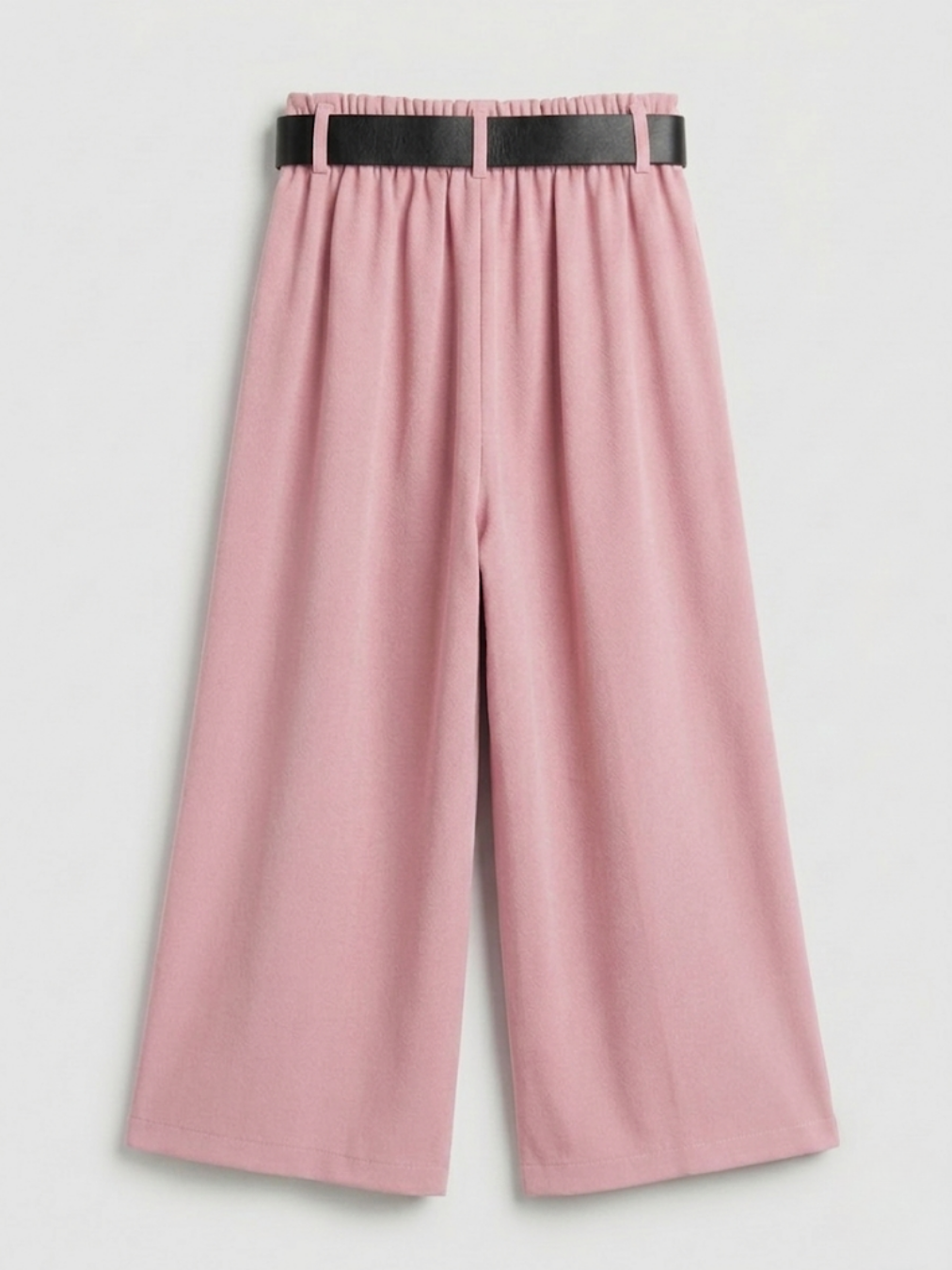 Detalle posterior de pantalón rosa palo con cintura fruncida elástica y corte holgado.