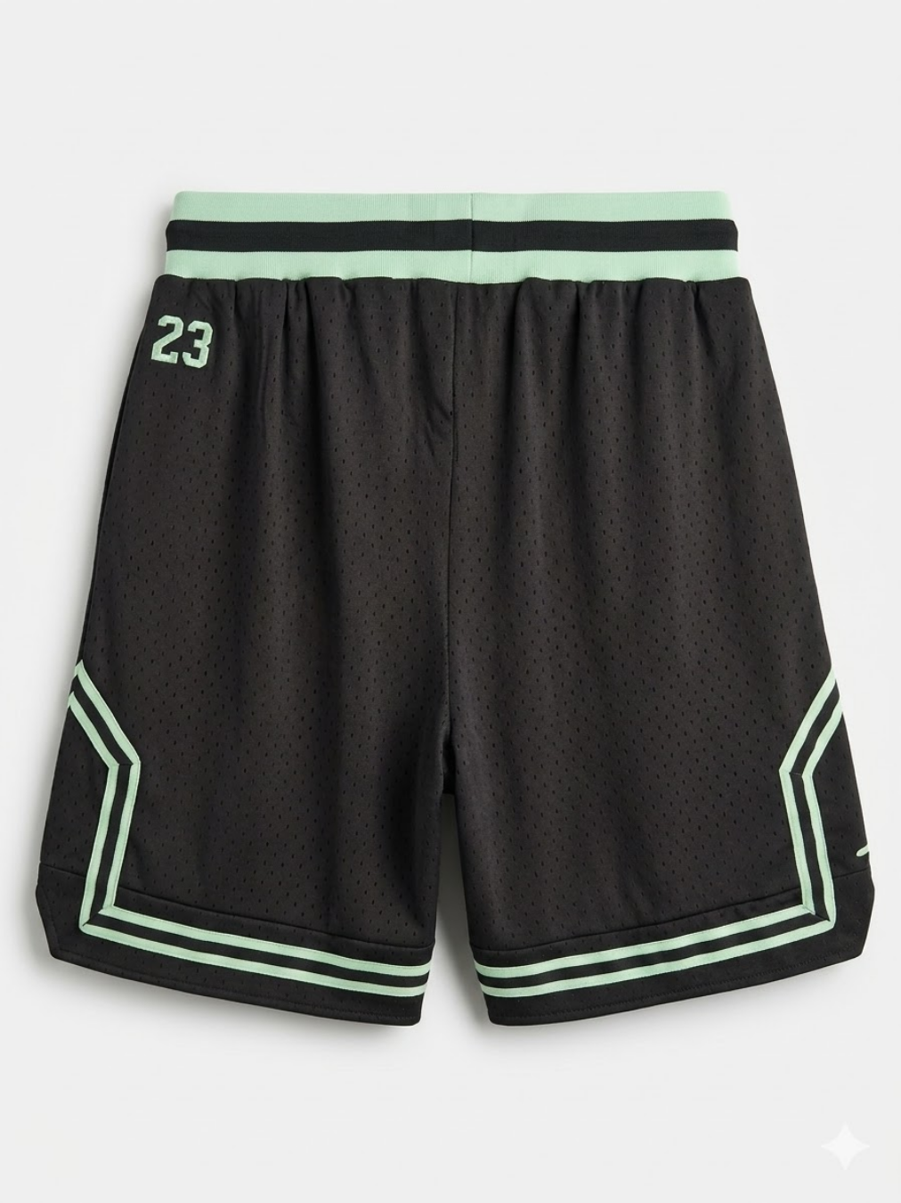 Vista trasera del pantalón corto negro con el número 23 y cintura elástica ajustable.