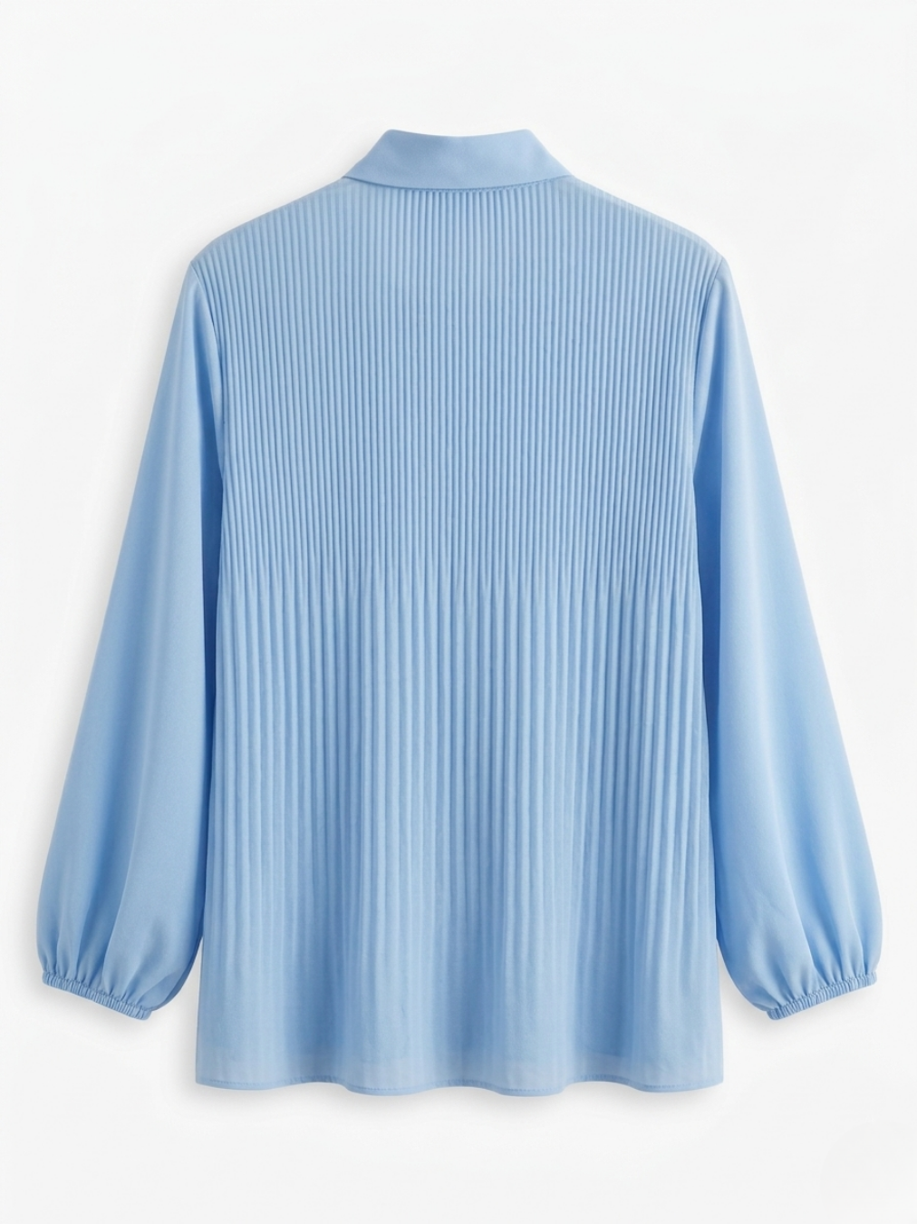 Parte posterior de la blusa plisada azul bebé de talle relajado y elegante.