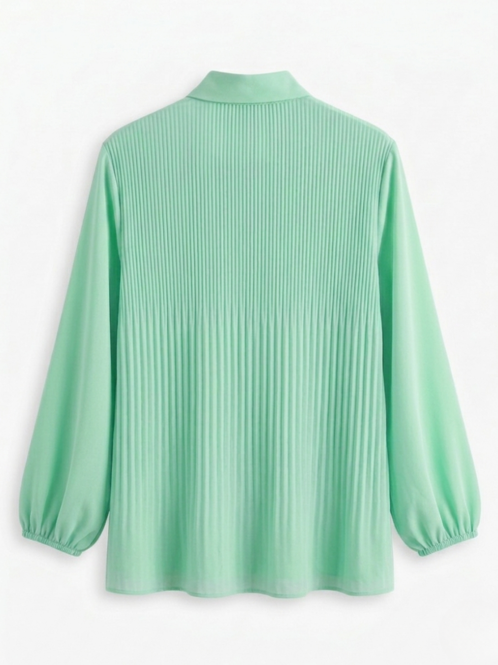 Vista trasera de blusa plisada verde menta resaltando el tejido fluido y el cuello.