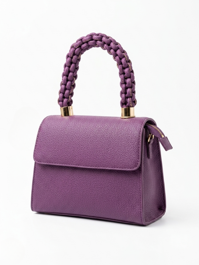 Vista frontal de bolso de mano rectangular con solapa en color morado orquídea de polipiel deluxe de Ángel Salvaje.