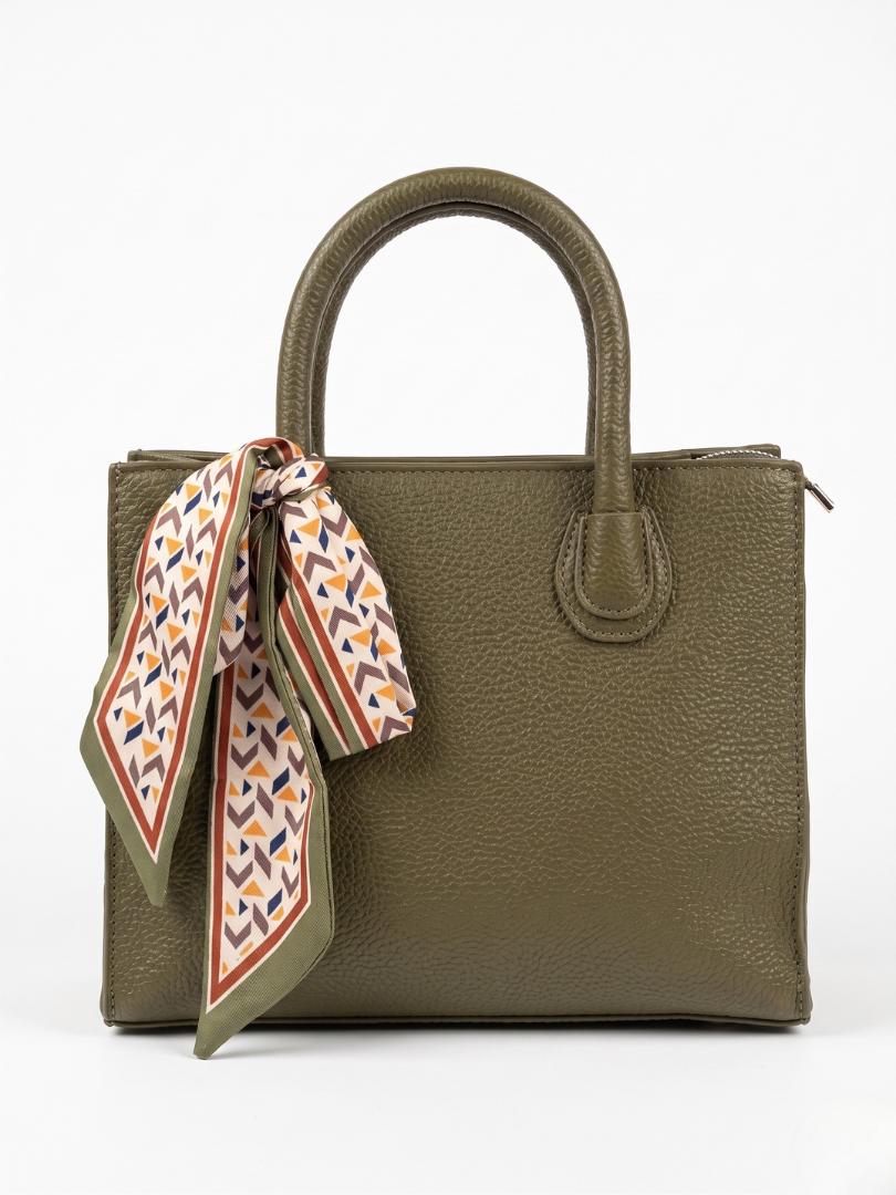 Vista delantera del bolso de mano structural color verde oliva de polipiel deluxe con pañuelo decorativo.