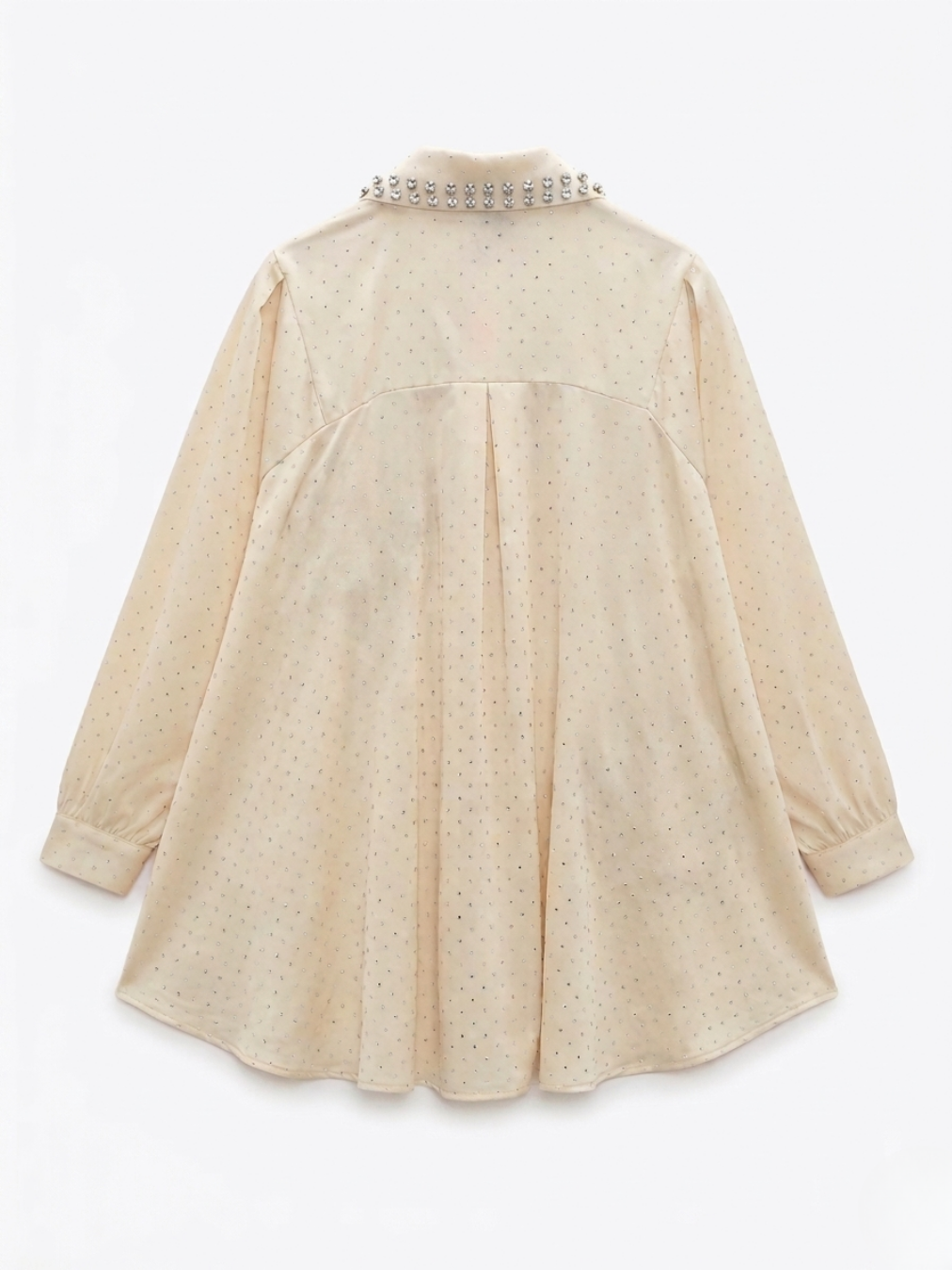 Vista trasera de blusa satinada oversize decorada con cristales brillantes repartidos por toda la espalda.