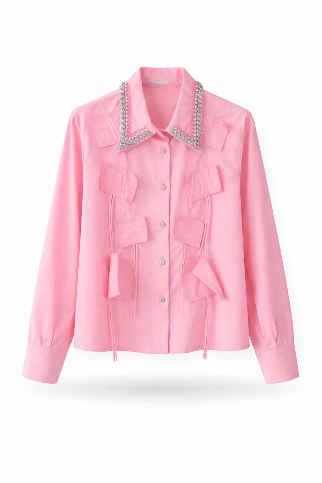 Camisa rosa pastel con cuello joya y bolsillos con relieve en algodón de alta calidad.