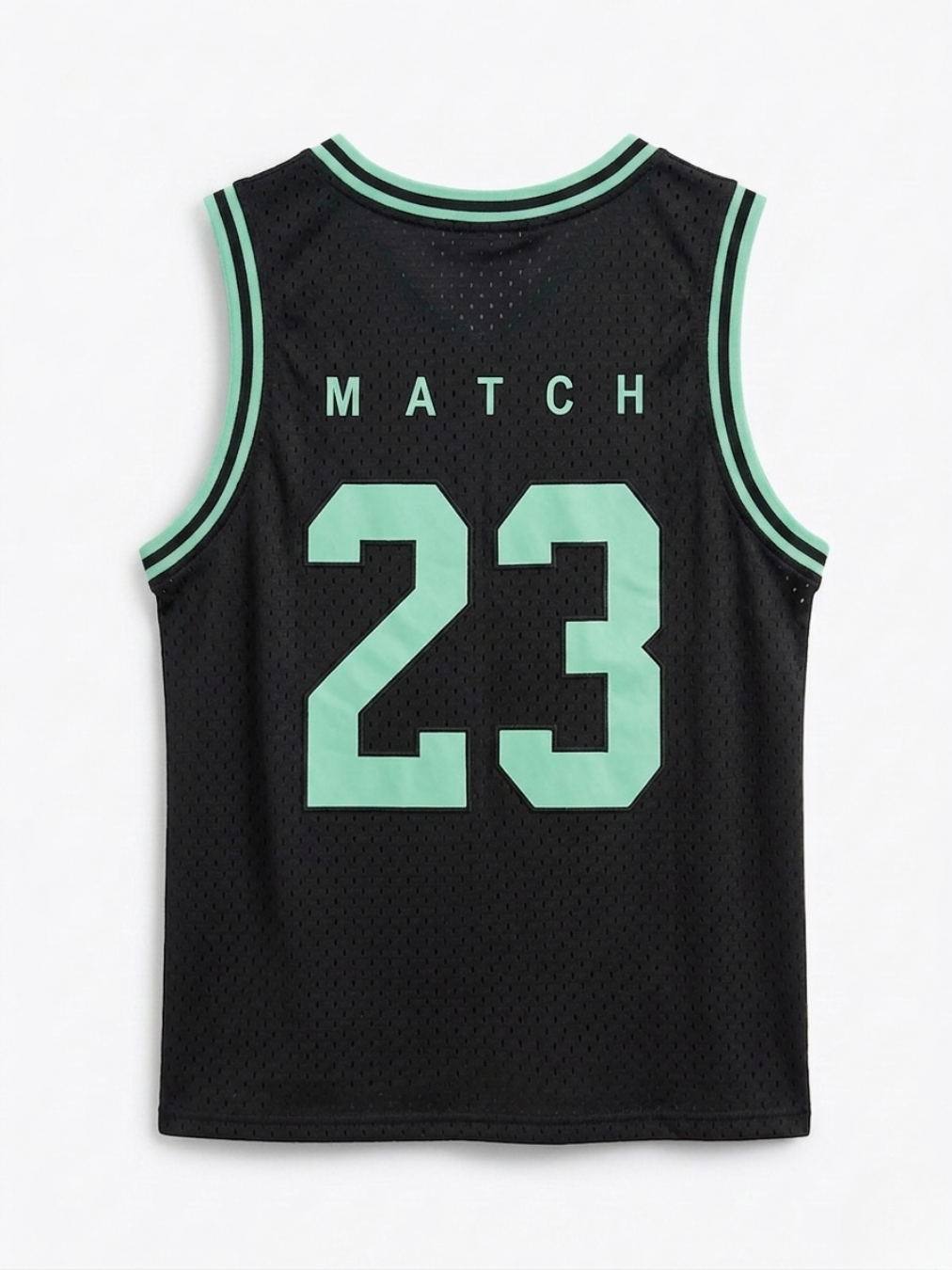 Vista posterior de la camiseta negra con el nombre MATCH y el número 23 estampado en verde neón.