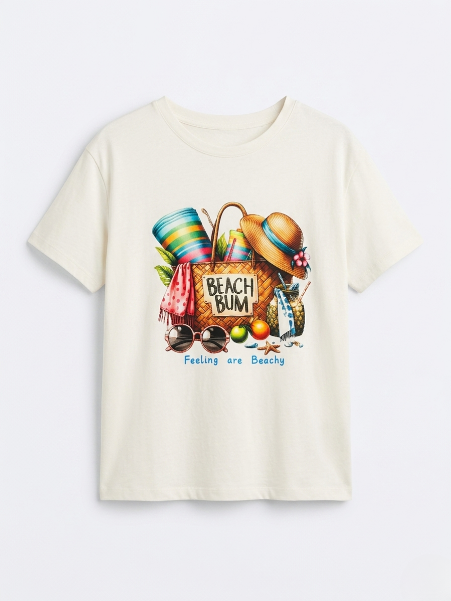 Camiseta de algodón color crema con ilustración central de cesta de playa y texto "Beach Bum".