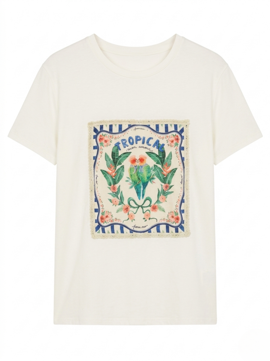 Camiseta de algodón blanca con diseño gráfico tropical en plano sobre fondo blanco.