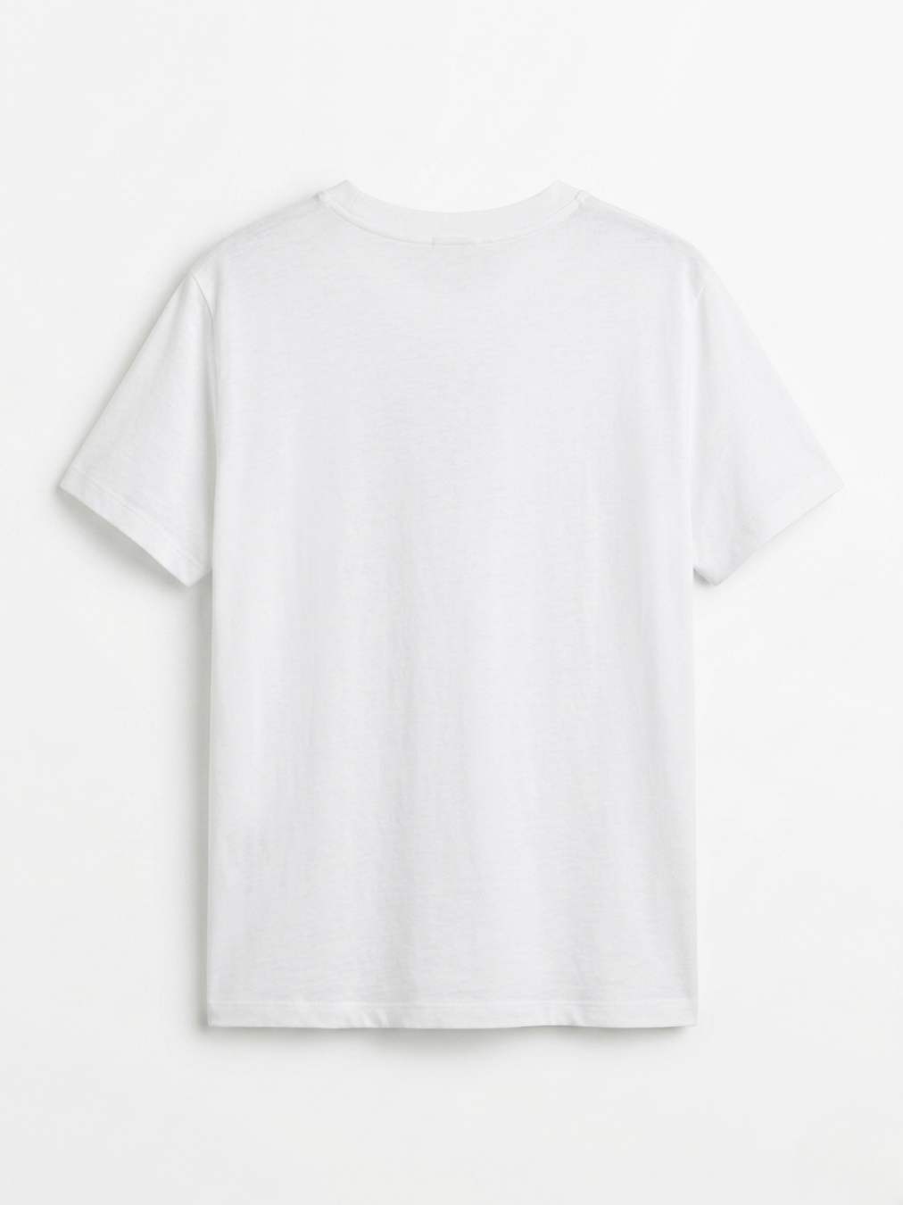 Vista trasera de la camiseta de manga corta en color blanco, detallando el corte regular y la textura ligera del tejido.