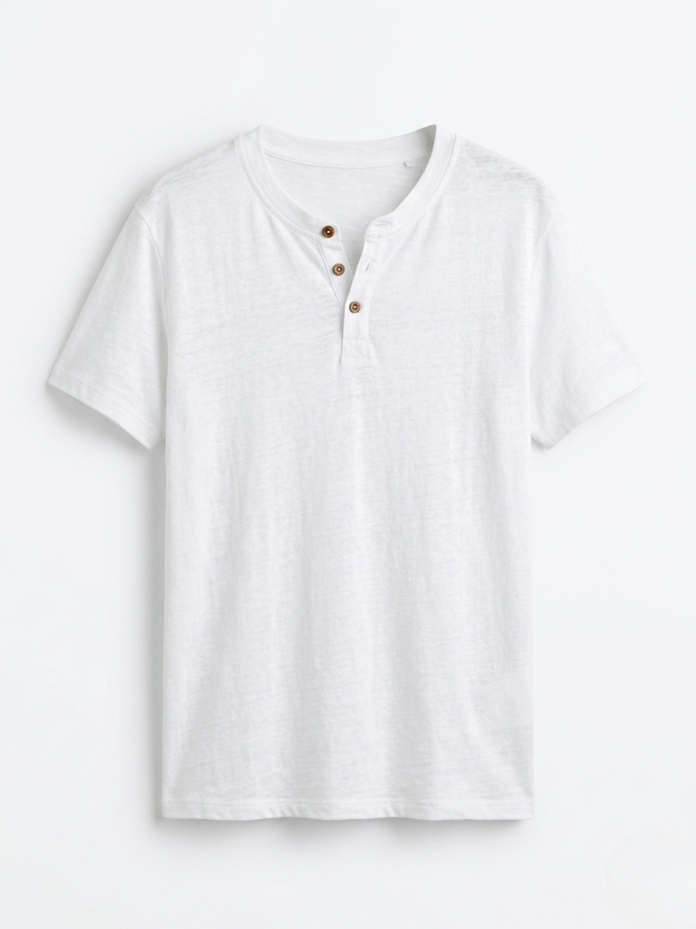 Vista frontal de camiseta estilo Henley en color blanco con cuello redondo de tres botones marrones de Ángel Salvaje.