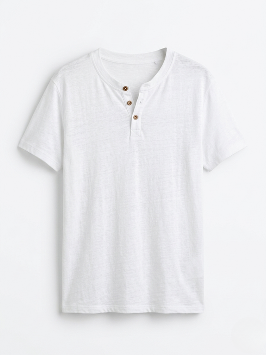 Vista frontal de camiseta estilo Henley en color blanco con cuello redondo de tres botones marrones de Ángel Salvaje.