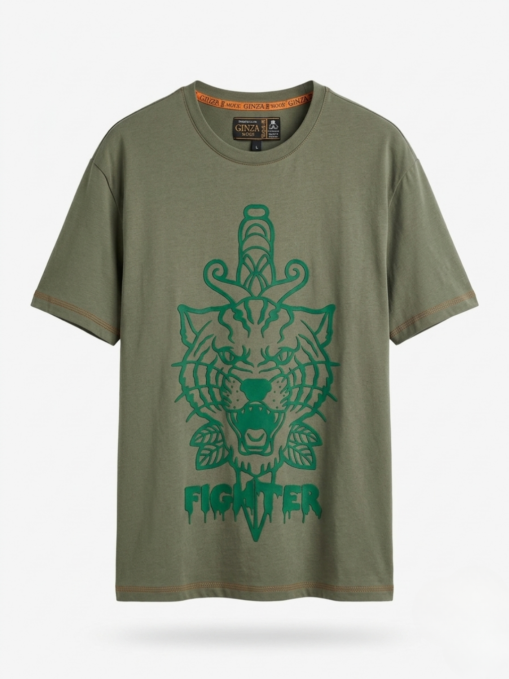 Vista frontal de la camiseta de manga corta para hombre en color verde kaki con gráfico de tigre y daga con texto Fighter de Ángel Salvaje.