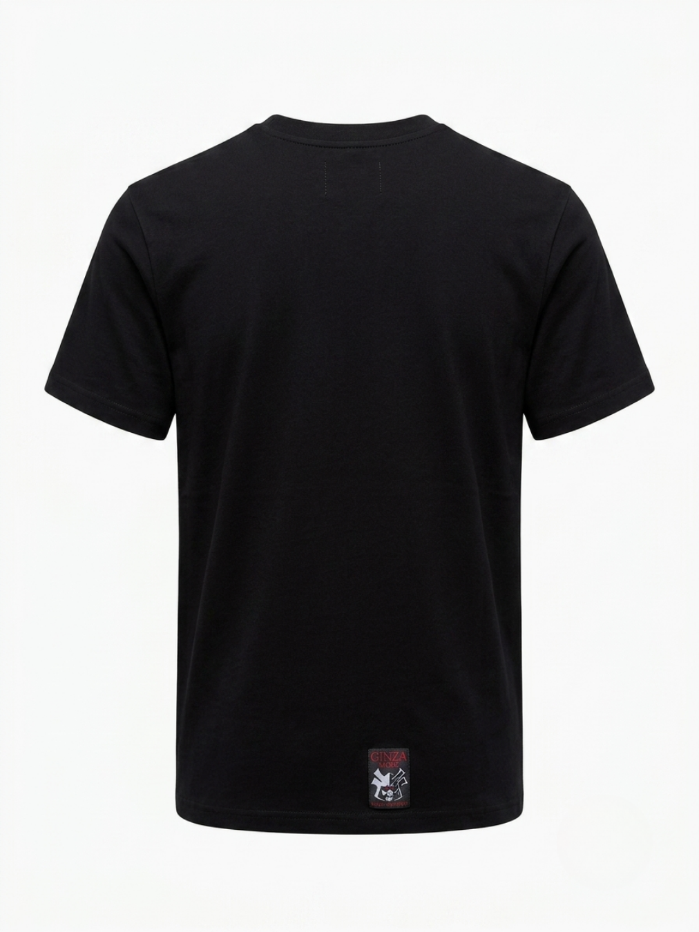 Vista trasera de la camiseta negra de hombre de corte liso regular con parche distintivo en el bajo posterior de Ángel Salvaje.