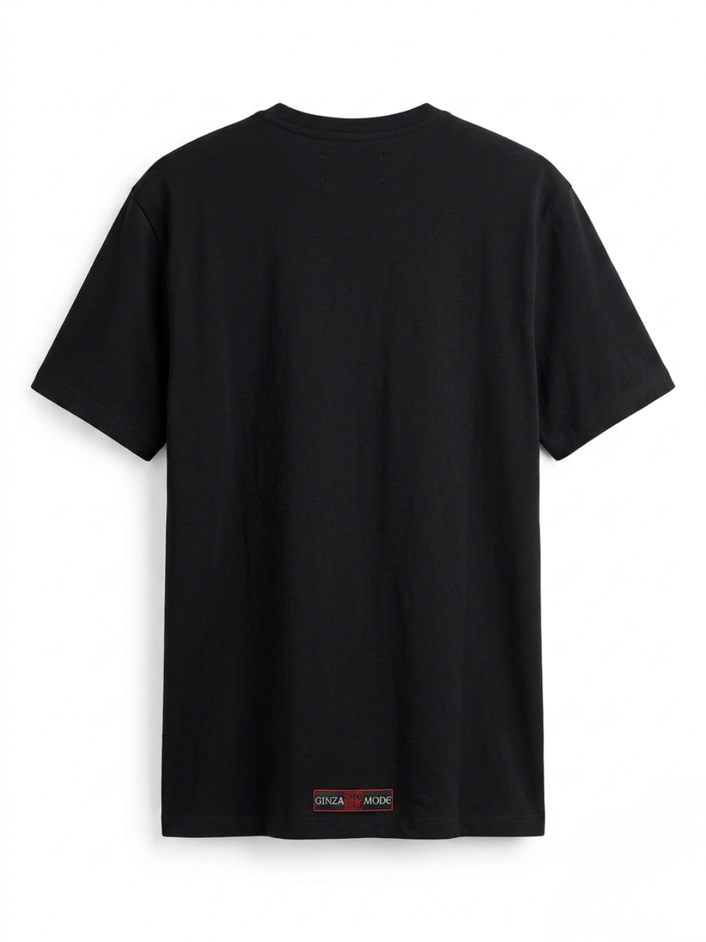 Vista trasera de la camiseta negra de hombre de corte liso regular con parche distintivo rojo Ginza Mode en el bajo posterior de Ángel Salvaje.