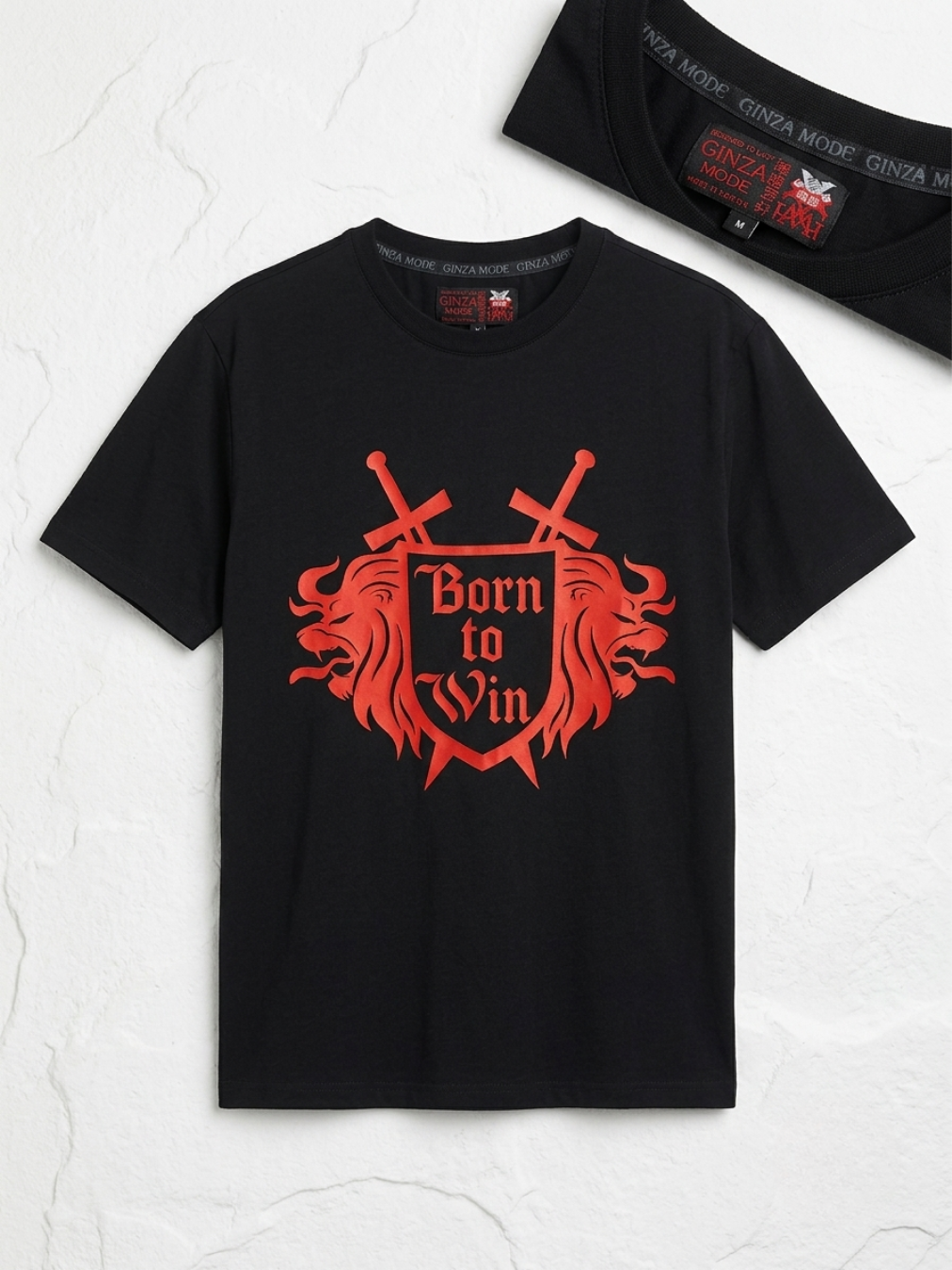 Vista frontal de la camiseta de manga corta negra para hombre con gráfico heráldico rojo de leones, espadas y texto Born to Win de Ángel Salvaje.
