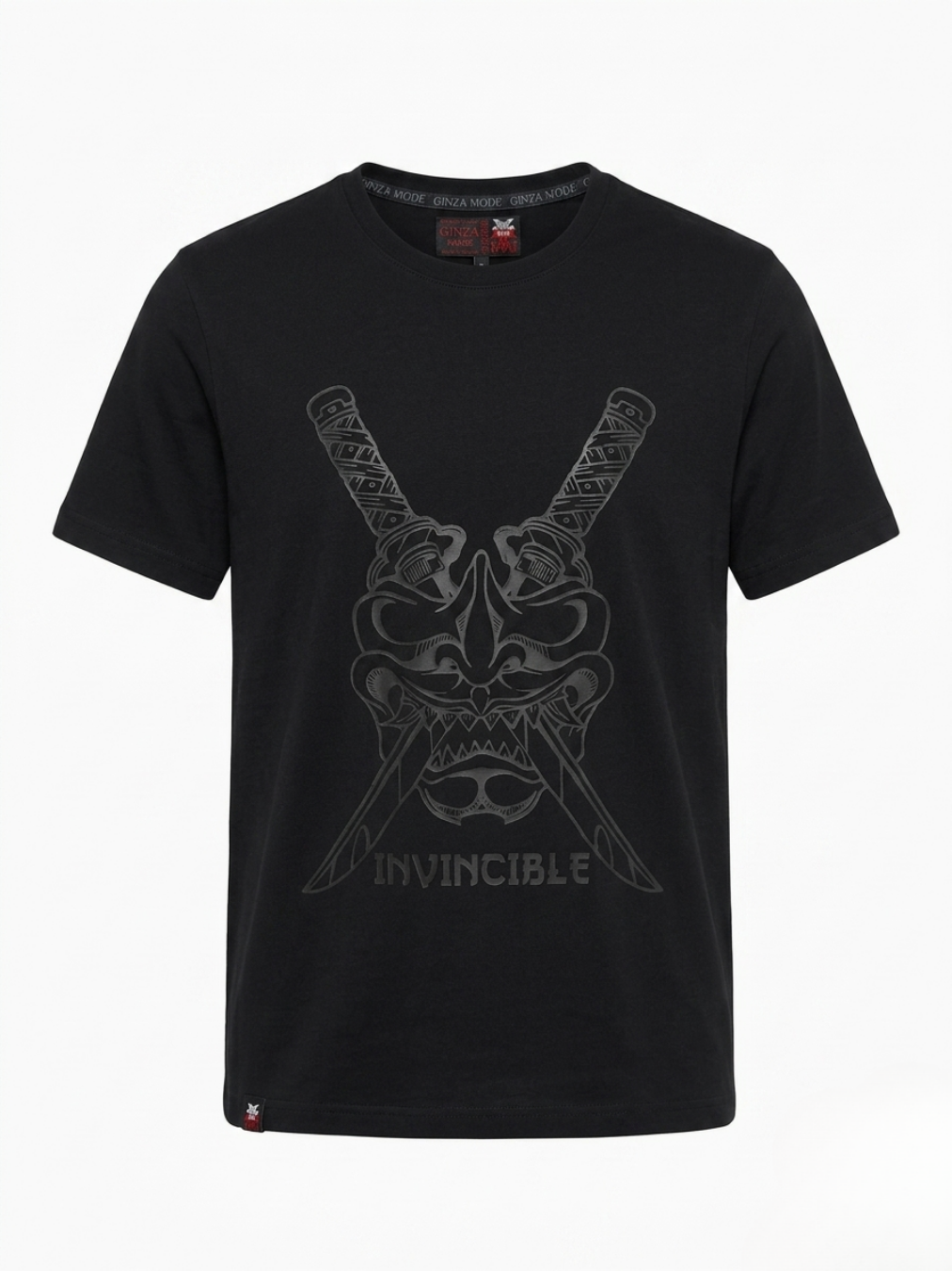 Vista frontal de la camiseta negra de manga corta para hombre con gráfico en tono gris antracita de máscara samurái, katanas y texto Invincible de Ángel Salvaje.