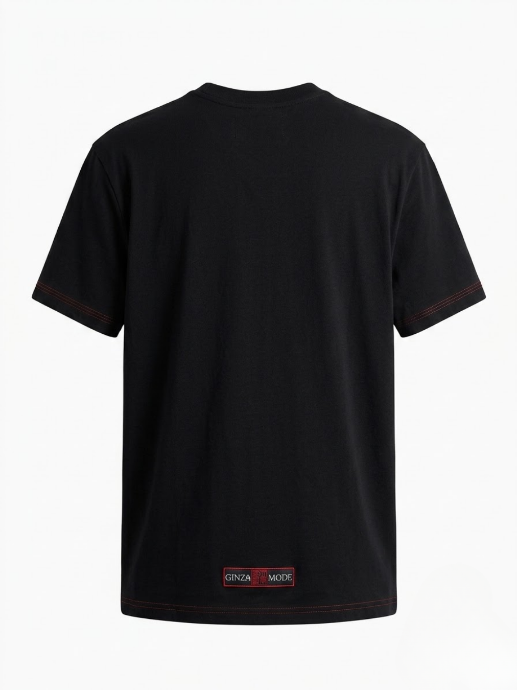 Vista trasera de la camiseta negra de hombre con costuras visibles en hilo rojo y parche distintivo en el bajo posterior de Ángel Salvaje.