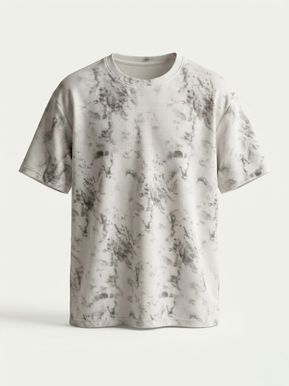 Vista frontal de la camiseta de manga corta y cuello redondo en tejido texturizado blanco con efecto de lavado difuminado.