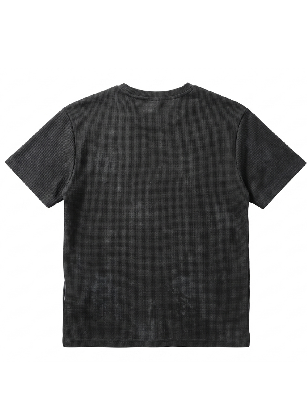 Vista de la parte trasera de la camiseta de manga corta del conjunto en color negro con lavado ácido, detallando el patrón del tejido.