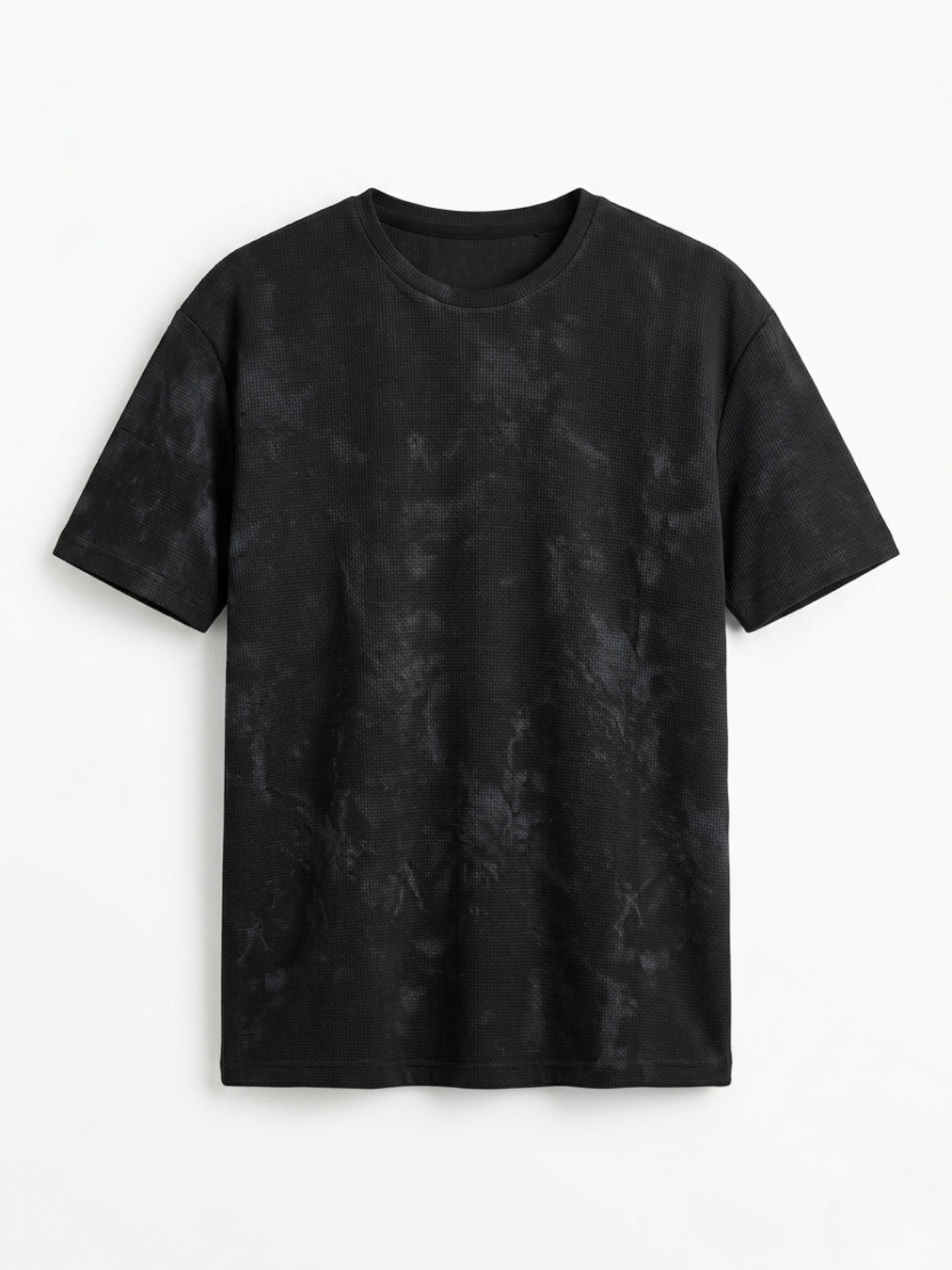 Vista frontal de la camiseta de manga corta y cuello redondo en tejido de relieve texturizado negro con matices grises lavados.