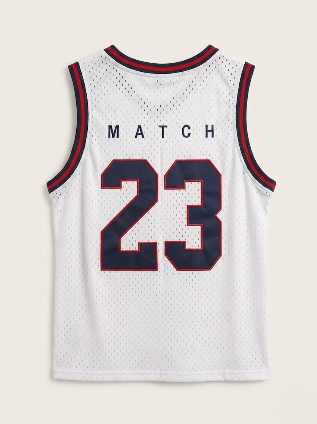 Vista trasera de camiseta de tirantes de baloncesto color blanco en tejido de rejilla (mesh) colgada en percha. Gráfico dorsal negro con texto "MATCH" y gran número "23" en estilo atlético.