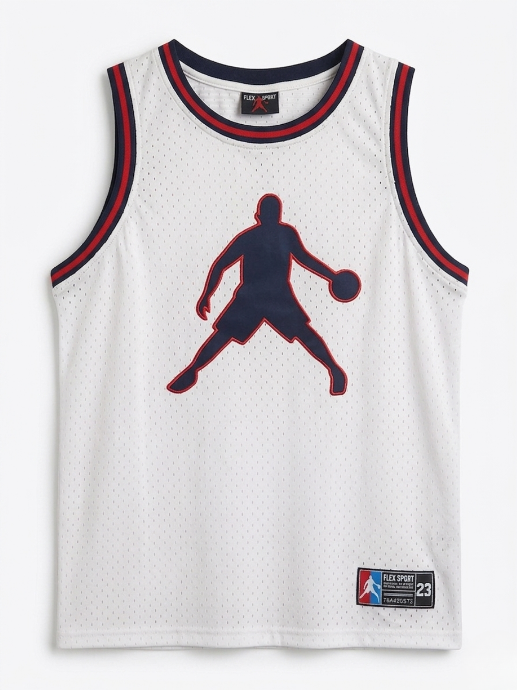 Vista frontal de camiseta de tirantes de baloncesto color blanco en tejido de rejilla (mesh) colgada en percha. Gráfico central negro con silueta de jugador dunkando, texto "MVP" y "MATCH". Ribetes tricolores en cuello y sisas.